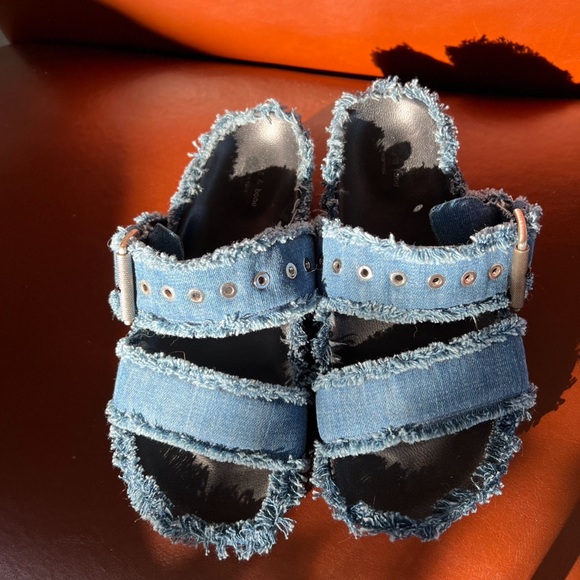 Shoes - Picture 6 of 11